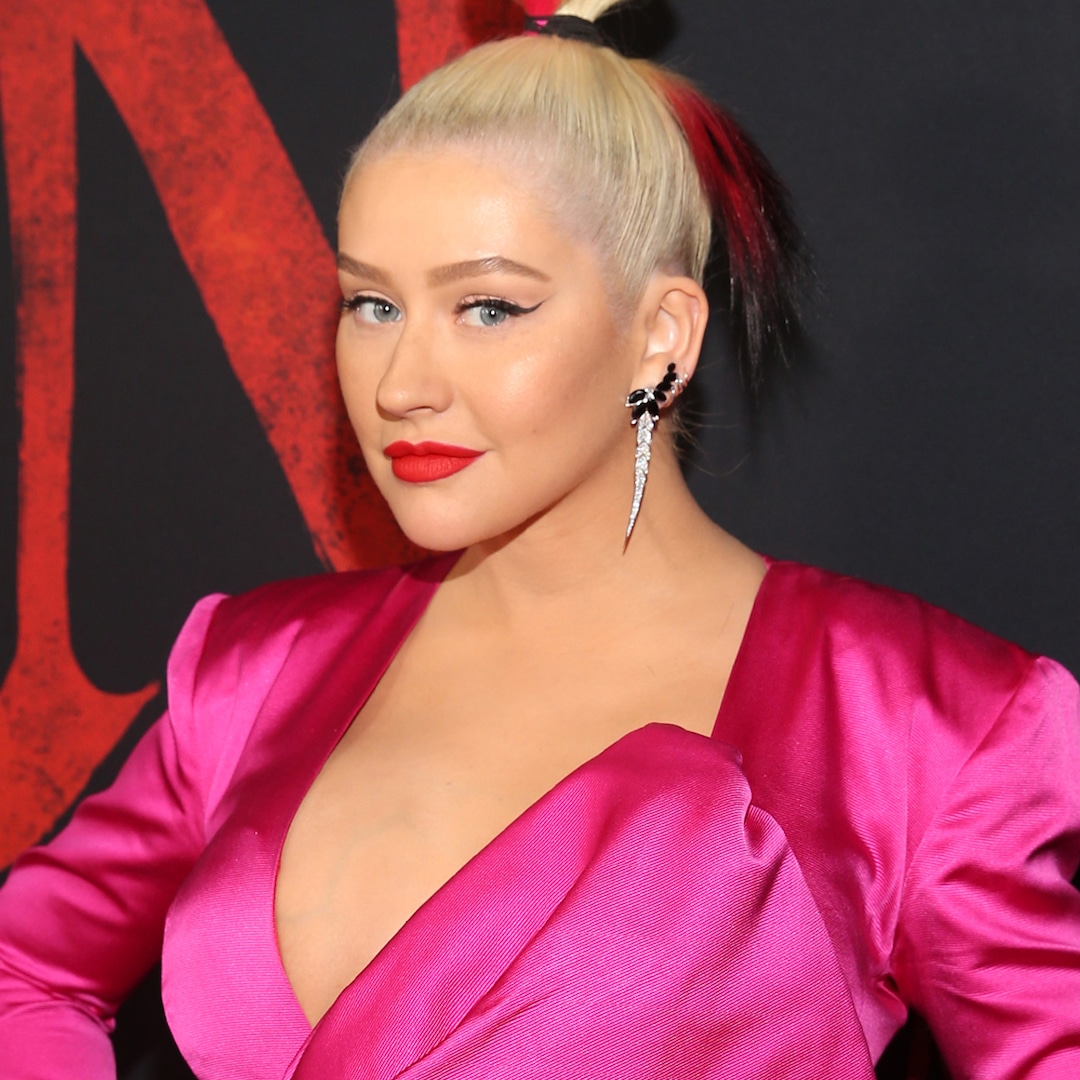 Christina Aguilera & Matthew Rutler Get Cozy in Rare Christmas Photos